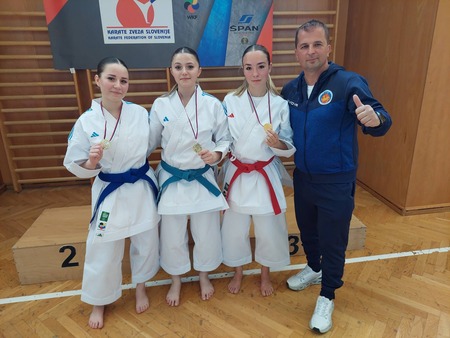 Naja Ferfila, Elma Lišinović, Nika Pahor 1. mesto v katah ekipno med članicami in trener Hadis Lišinović